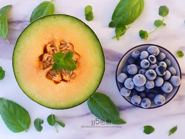 哈密瓜去籽，羅勒及薄荷葉洗淨。