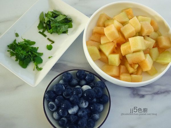 哈密瓜切1.5cm丁，羅勒及薄荷葉切碎。薄荷葉的份量與羅勒同等。