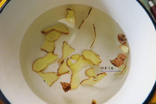熱開水跟薑片先放入鍋中