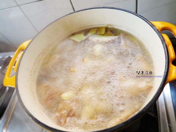 煮滾了加入黑蜆煮個幾分鐘，黑蜆開口後就要立刻關火