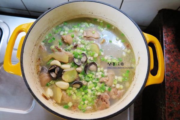 關火後，放入蔥花、白胡椒粉、鹽巴即可起鍋