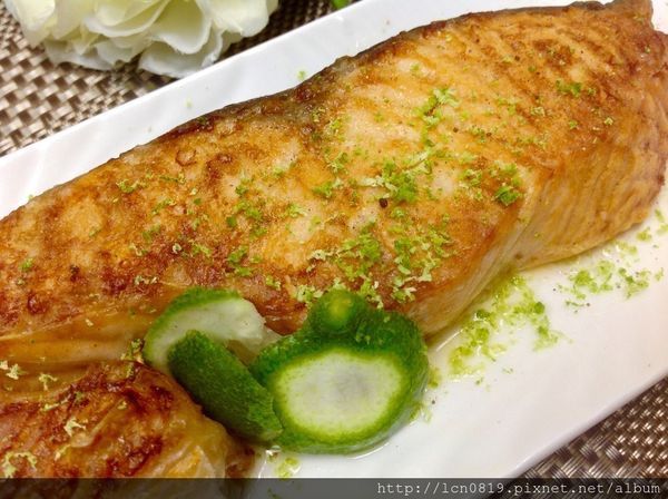 取出淋上檸檬汁、椒塩、檸檬屑（一個檸檬可擠汁、可削末）