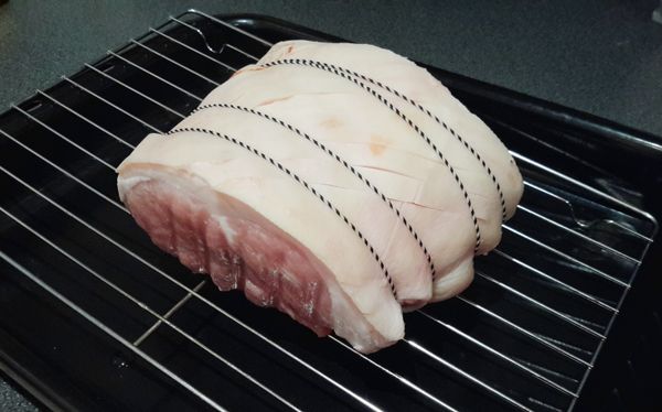 先用鋒利的刀或豬針，在豬皮上刺孔，再用廚紙吸乾水份，愈乾烤出的豬皮愈脆。可將豬肉放在冰箱兩小時，豬皮向上，不用蓋任何東西