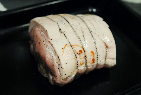 在豬肉及豬皮上灑上鹽及黑胡椒粉，用手“按摩”豬肉，再在豬皮上塗一層油（什麼油也可），放在烤盤內