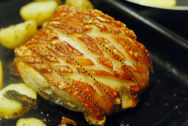 先預熱烤箱220度15分鐘，然後放入豬肉，烤15分鐘。然後調低溫度至180度，再烤90分鐘，至豬皮金黃酥脆，豬肉全熟便可