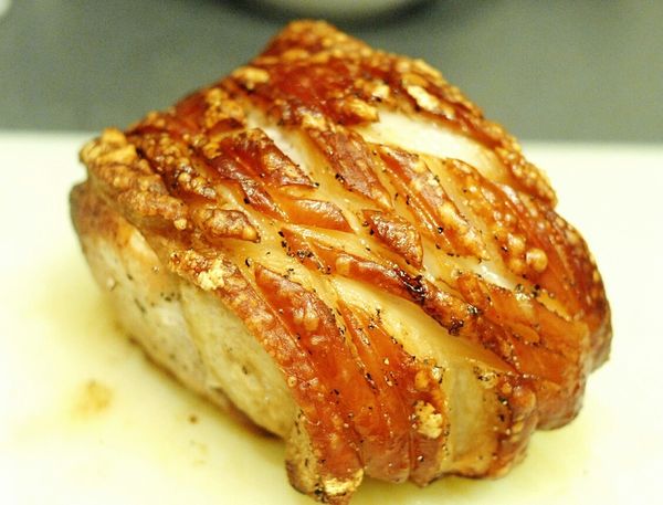 將豬肉放在涼架五至十分鐘後切件，佐以蘋果果泥享用