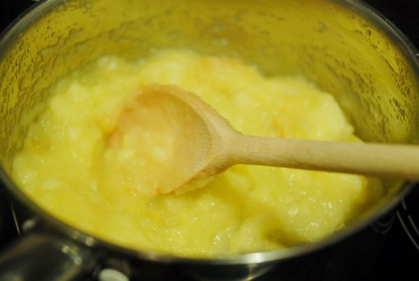 蘋果果泥： 將蘋果去皮去芯，切小塊，放在鍋內，加三湯匙開水，用大火煮沸，然後轉中火煮6至8分鐘，離火