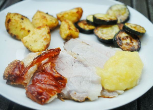 下奶油及糖與蘋果拌勻，再用中火煮，不停攪拌至蘋果成濃稠果泥即可（蘋果會變軟成泥，不同攪拌器的）