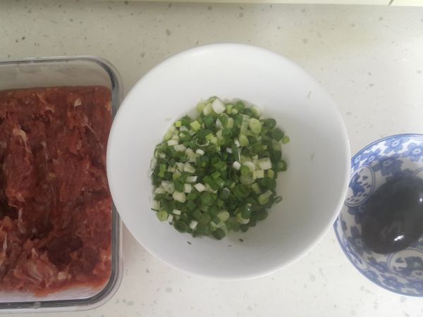 將豬絞肉加入所有調味料拌勻備用
皮蛋切小塊,蔥洗淨切末