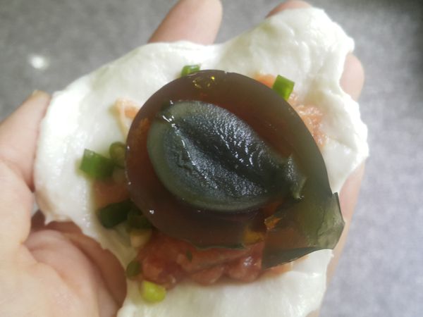 中筋麵粉加溫水調成的燙麵糰揉好備用
燙麵餅皮做法https://icook.tw/recipes/91070
絞肉與蔥花拌勻備用~
取適量麵糰將豬肉餡與皮蛋包入