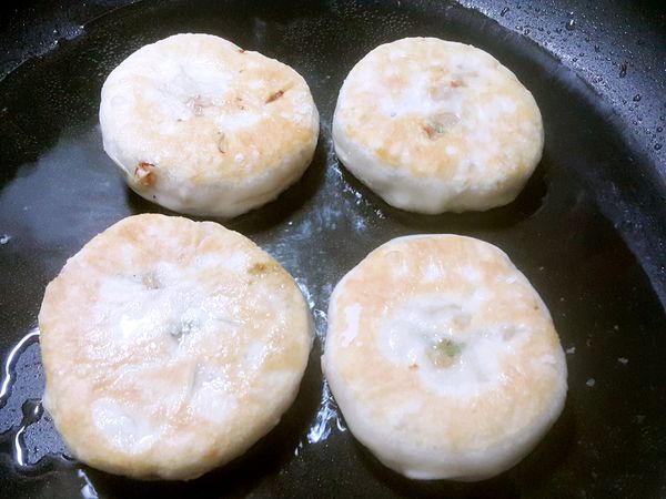 起油鍋放入包好的餡餅煎至兩面金黃熟透即可