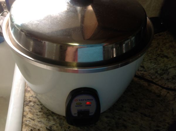 將芋頭及薯地瓜切塊切片後,用電鍋蒸泥塊狀備用