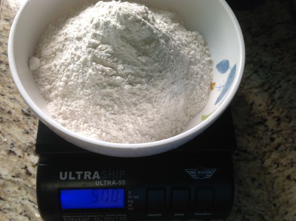 [芋頭麵團材料 &amp; 地瓜麵團材料:]準備2 個大碗盆, 將麵團所有材料混合均勻, 先分別稱重中筋麵粉500g