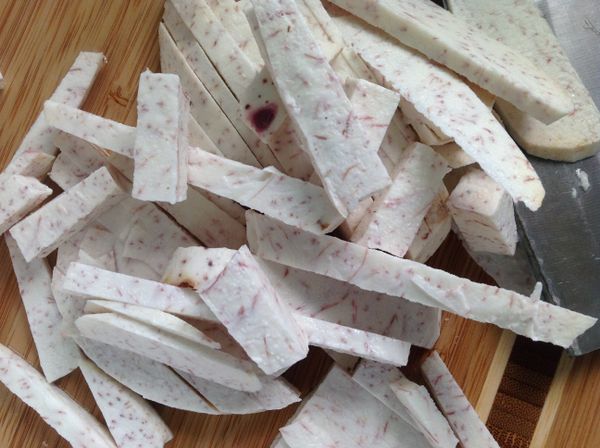 [芋頭 &amp; 地瓜切塊蒸泥:]將芋頭切細條狀