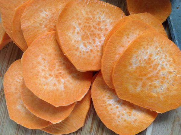 將薯地瓜切薄片狀