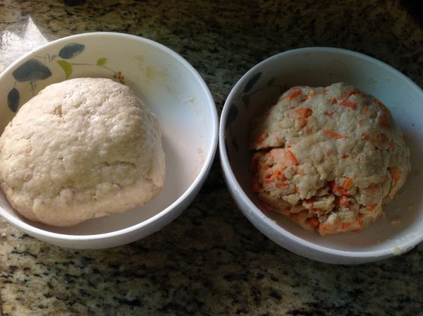 將發酵好的麵團;分別加入已蒸熟的芋頭泥塊與地瓜泥片混合均勻滾圓 (我個人喜歡有顆粒的芋頭和地瓜,若喜歡泥狀的人 可壓成細泥狀去做)