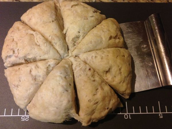 各將芋頭麵團,切分成8 等份 (此8份做出來是大份的的;若要給小孩,可再分多等份去做).依個人喜好分成不等的大小皆可