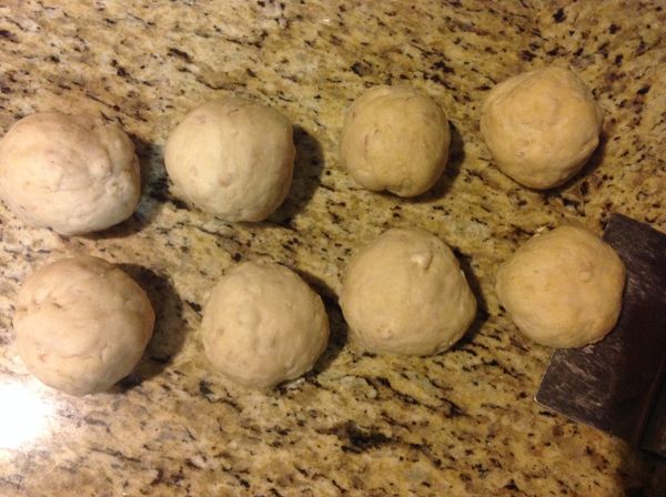 麵團輕揉整形為圓形, 盡量壓出空氣,滾圓收口朝下,稍微等5分鐘待用