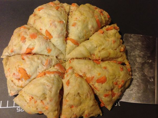 各將薯地瓜麵團,切分成8 等份 (此8份做出來是大份的的;若要給小孩,可再分多等份去做).依個人喜好分成不等的大小皆可