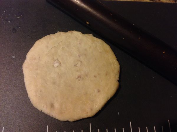 先取一球芋頭麵團,用擀麵棍將麵團桿平.