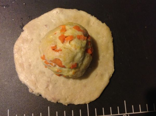 扁後中心放上薯地瓜麵糰球