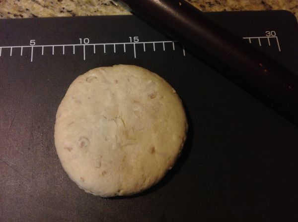 用手掌輕輕將麵團壓扁