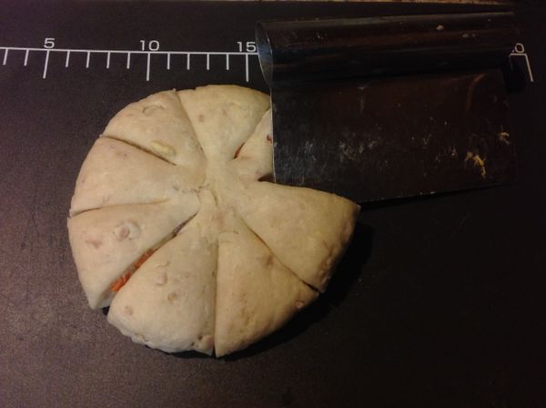 中心約留1公分處,用刮刀先切四等份再對半切; 共切成八等份如照片