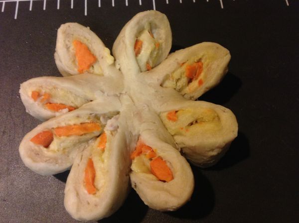 將每片麵糰往同一順時方向外翻,就會有那像花一樣漂亮的花瓣狀唷!!