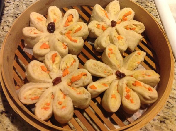 依依陸續將所有8朵大花,都整型好,放置於鋪好烘焙紙的蒸籠上