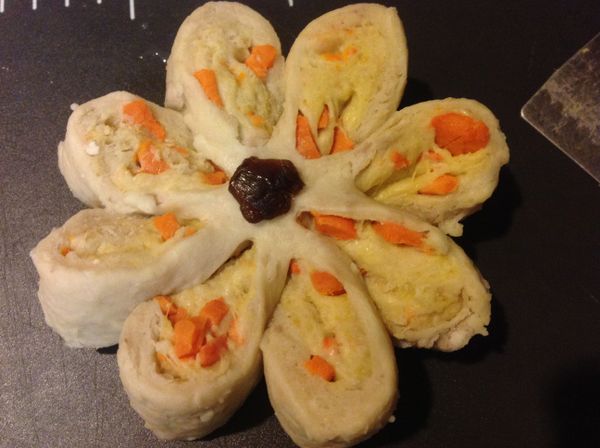 [表面裝飾:]最後放上一顆龍眼做花芯裝飾~