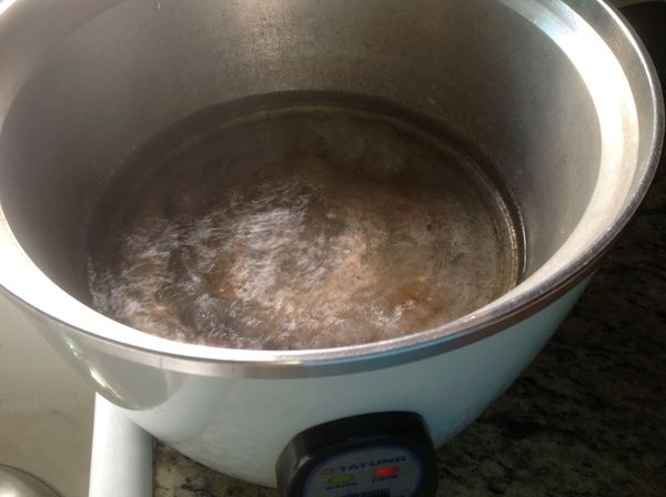 將電鍋內放約2杯水,蒸到水開始滾