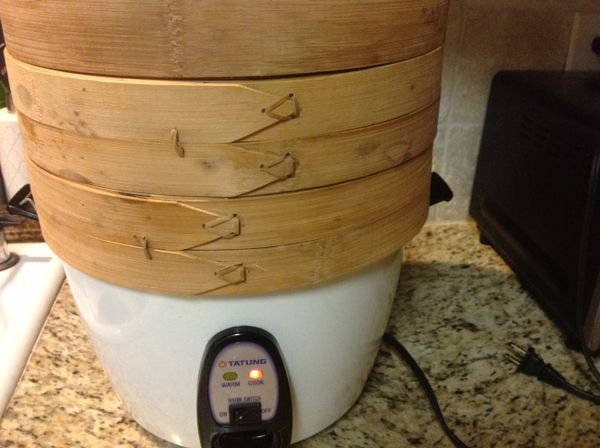 蓋蒸籠蓋子,約蒸15分鐘後.電鍋會自動跳起來,就完成了!