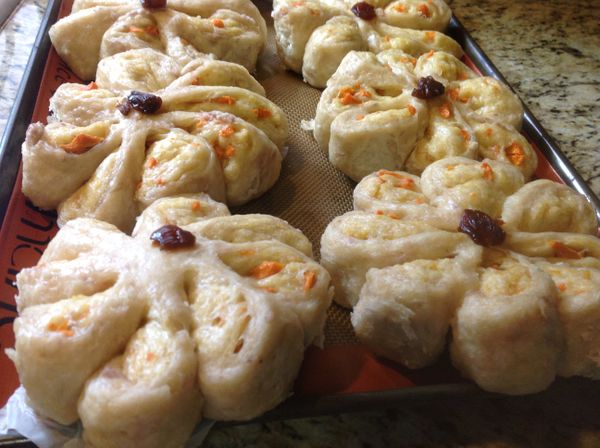 蒸好後的大朵紫芋頭橘地瓜花花饅頭..