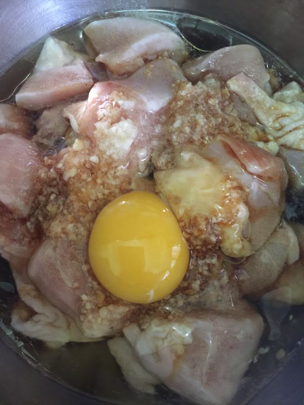 雞胸肉洗淨切塊後，加入調味料蒜末、醬油、米酒、香油、白胡椒鹽、雞肉，抓ㄧ抓讓雞肉入味，然後靜放ㄧ個小時