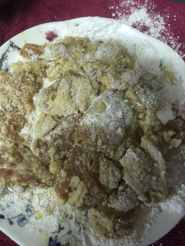 靜放ㄧ小時後，另取ㄧ盤子倒入地瓜粉，雞肉ㄧ塊一塊沾滿地瓜粉