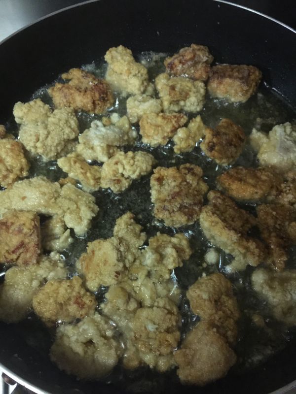 下一油鍋，油溫一定要180度左右，油溫不夠就無法炸出外酥內軟的口感，把沾滿地瓜粉的雞肉，一塊一塊丟下油鍋，切記不要整坨一起下！