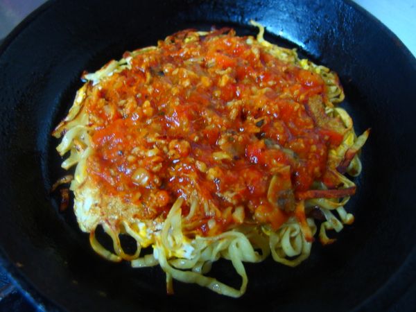 抹上義大利肉醬~肉醬是自己熬的~用市售的蕃茄糊代替也OK 喔 !