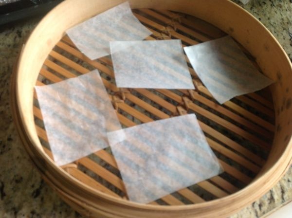 [麵團整形步驟:]在蒸籠上,先準備烘焙紙