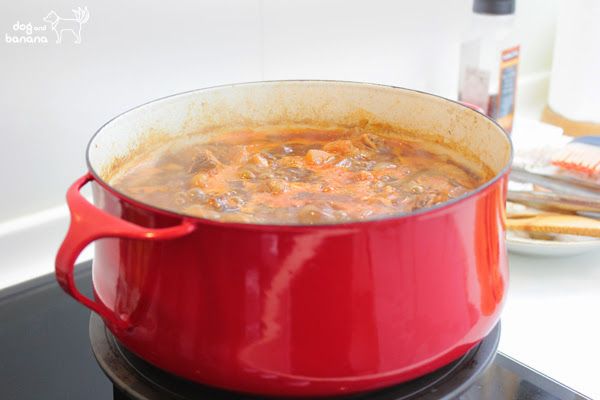 燉煮約1個小時,途中不時撈除泡沫。