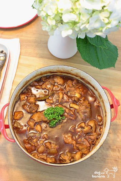 熄火,灑上切碎的洋香菜便可上桌。