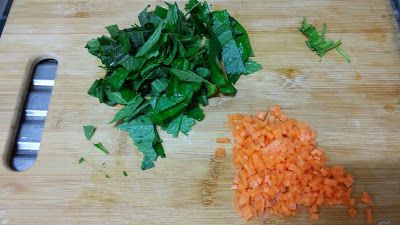 先將芝麻葉洗淨後去梗，切碎。紅蘿蔔切末備用。