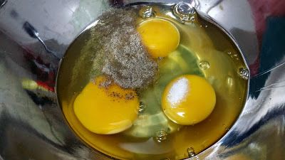 容器中打入三顆蛋、加上適量的胡椒粉跟鹽巴。