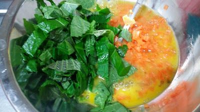 將切好的芝麻葉跟紅蘿蔔加入攪拌好的蛋液中。