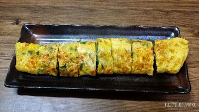 將煎好的芝麻葉蛋捲切好擺上盤。