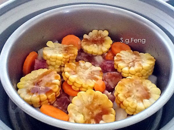 放入電鍋，外鍋加3/4米杯水，蓋鍋蓋，按下電源。