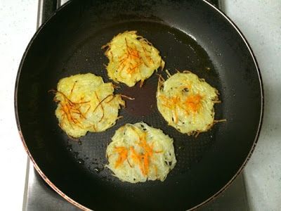 盡量不要翻來翻去，
兩面各煎一次，
呈現金黃色就可以了。