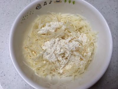 瀝乾水分後加入一匙煎餅粉和鹽巴調味。