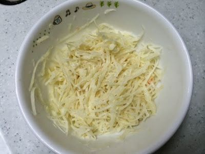 粉的份量太多也不好吃。
均勻攪拌後看不到粉的份量比較適當。