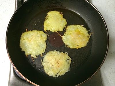 定型後小心的翻面。
維持小火慢煎，
胡蘿蔔絲很容易焦要小心。