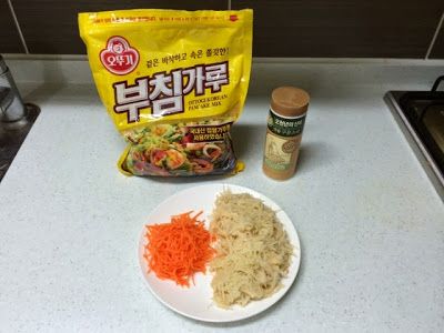 胡蘿蔔和馬鈴薯切成細絲備用。